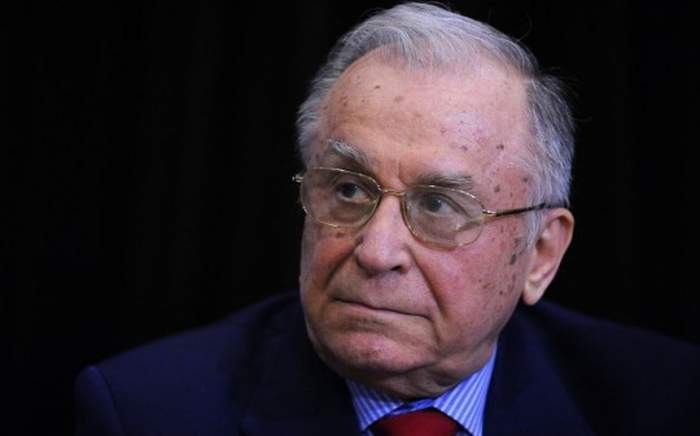 Ion Iliescu poarta costum negru cu cravata rosie