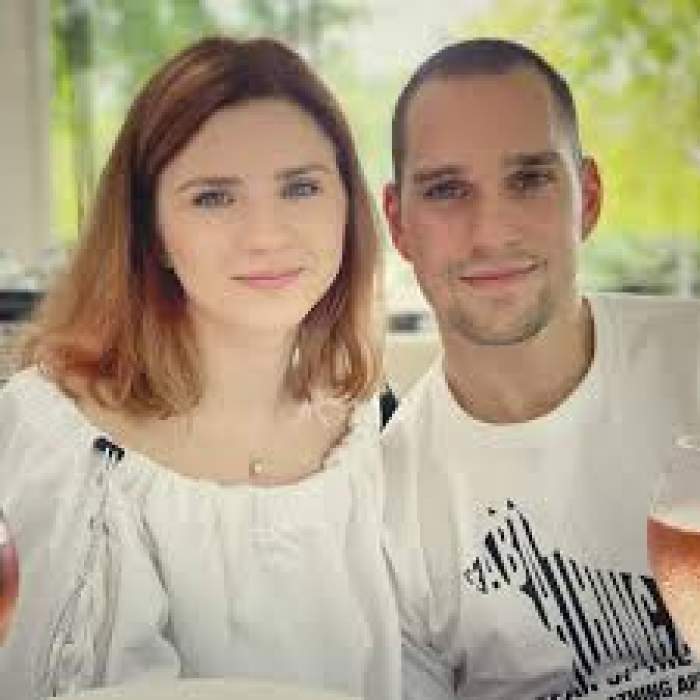 Vlad Gherman și Cristina Ciobănașu, în ținute albe, zâmbitori