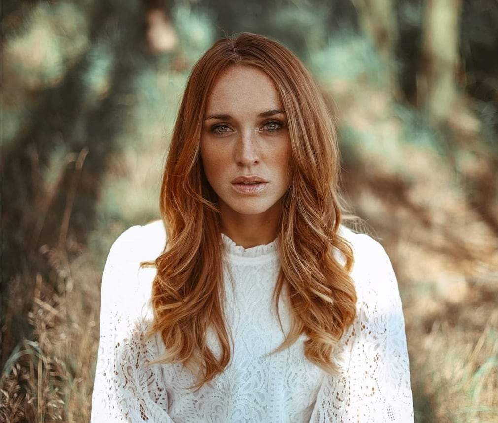 Anja Kallenbach, în pădure, în bluză albă