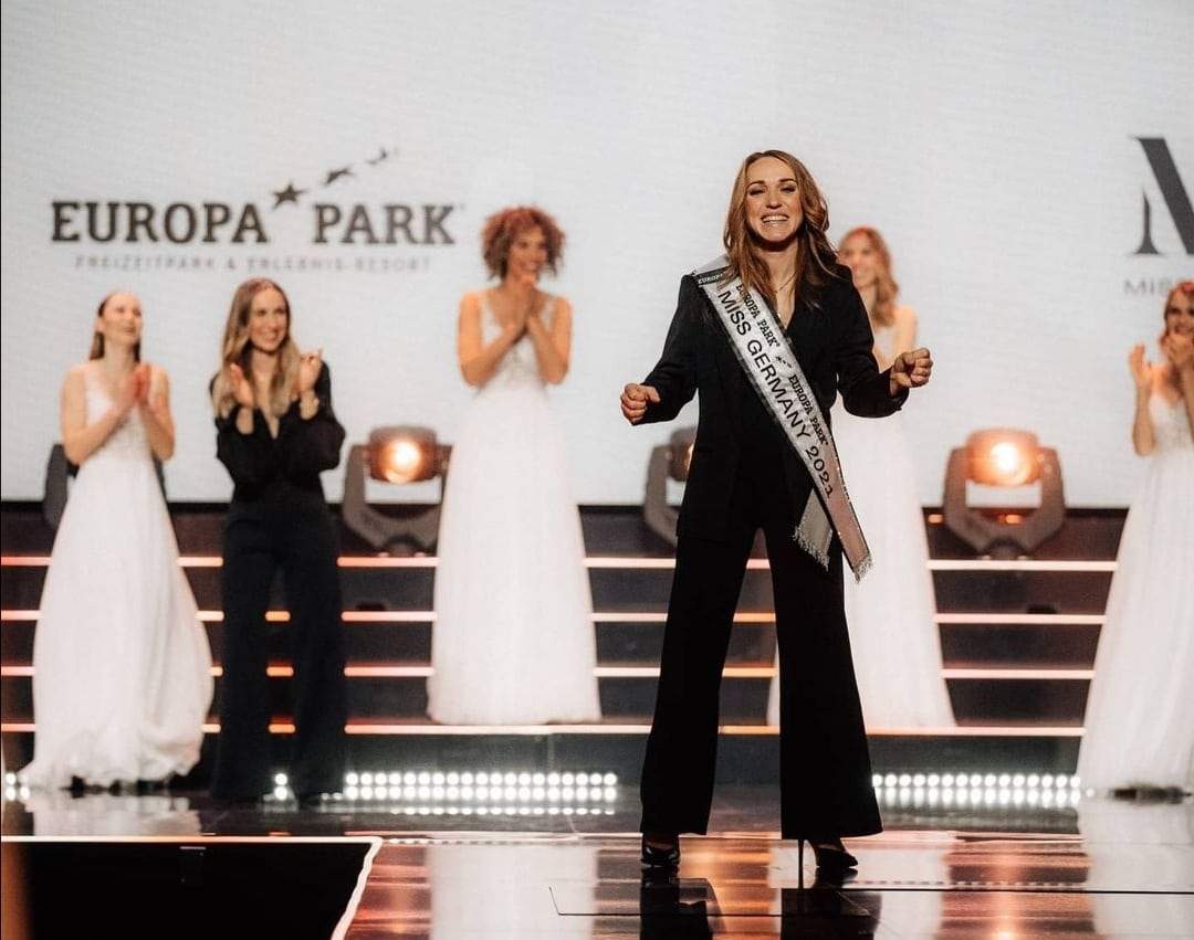 Anja Kallenbach, în ținută neagră, pe podium