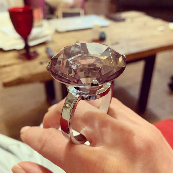 Mâna Irinei Fodor cu un inel imens pe deget