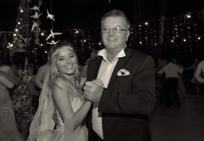 Laura și Maius Cosoi, fotografie alb negru de la nunta ei, dansând