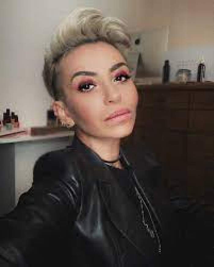 Giulia Anghelescu, selfie acasă, îmbrăcată în negru