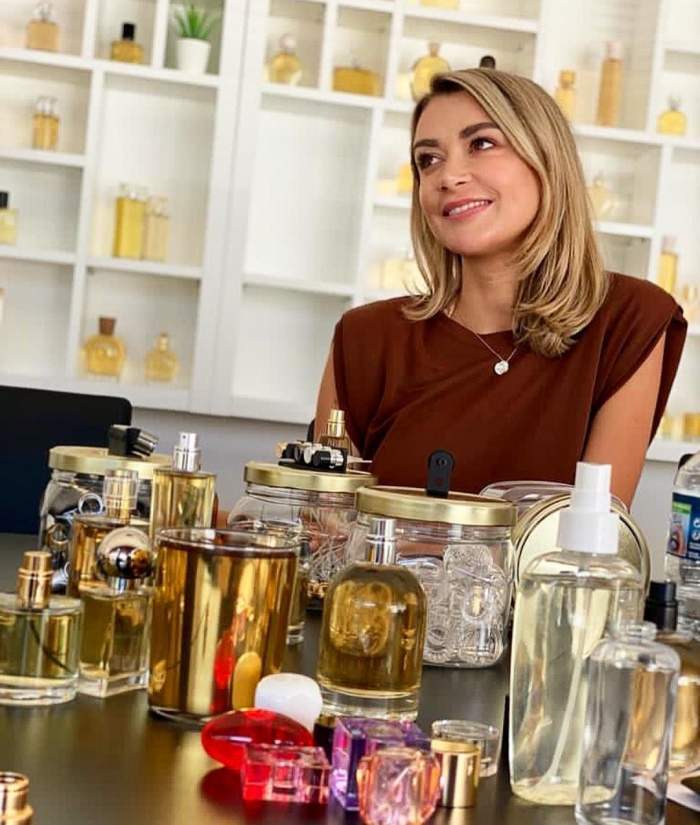 Denisa Tănase, înconjurată de parfumuri