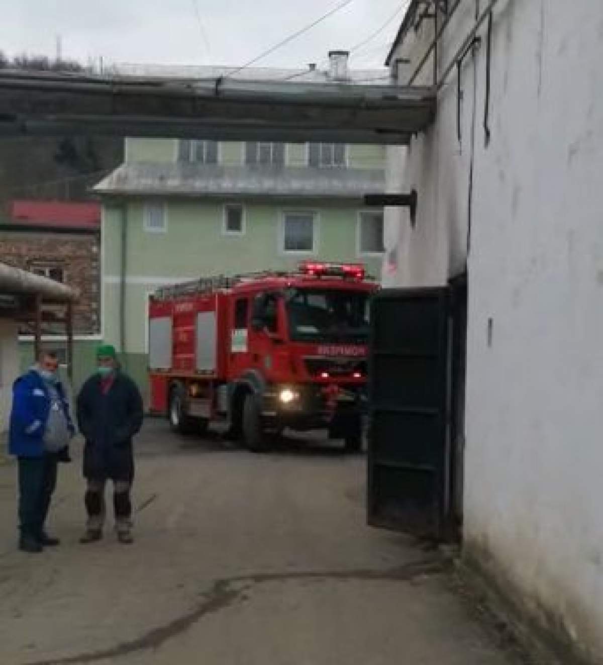 O mașiă de pompieri și doi angajați ai spitalului
