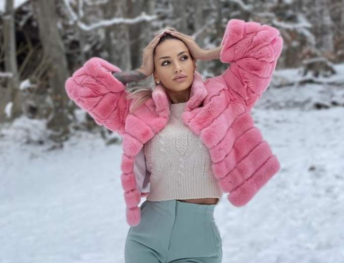 Iulia Sălăgean imbracata cu haina roz pe partie