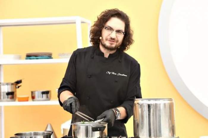 Florin Dumitrescu în bucătăria Chefi la cuțite, în timp ce gateste.