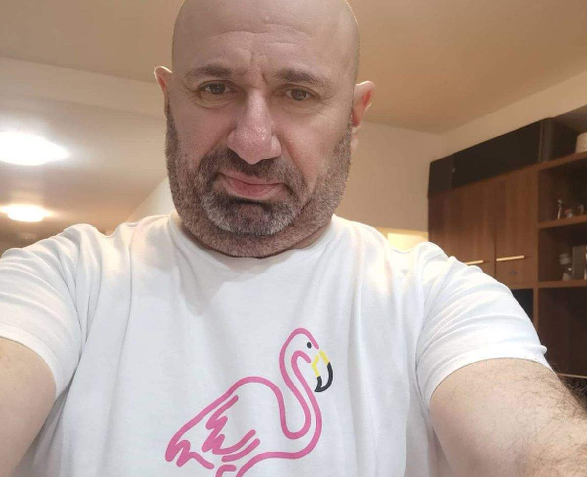 Cătălin Scărlătescu in tricou alb cu un flamingo desenat pe el
