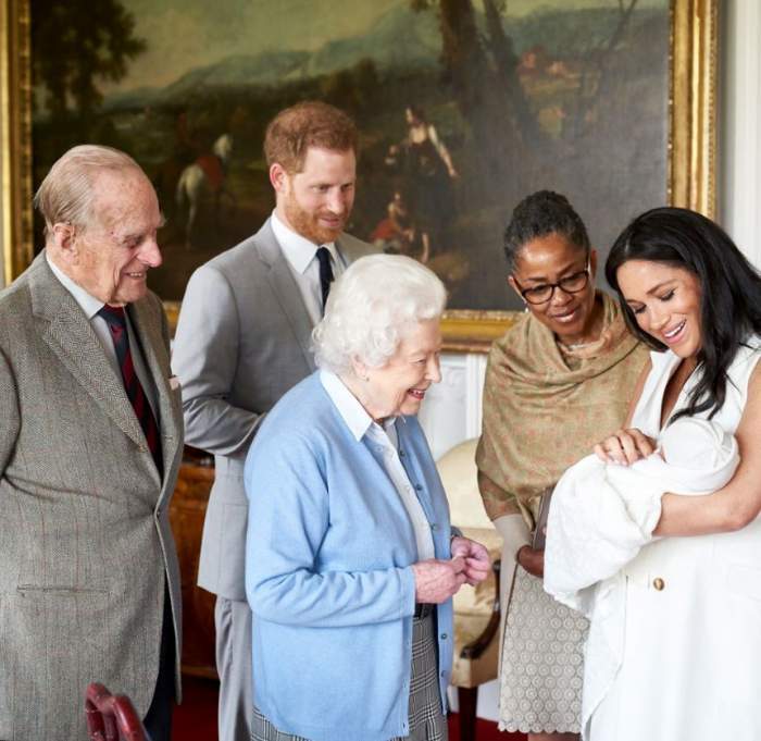 Familia Regală îl privește pe colilul lui Harry și a lui Meghan