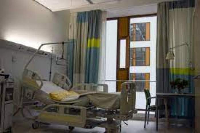 Un pat gol într-o cameră de spital