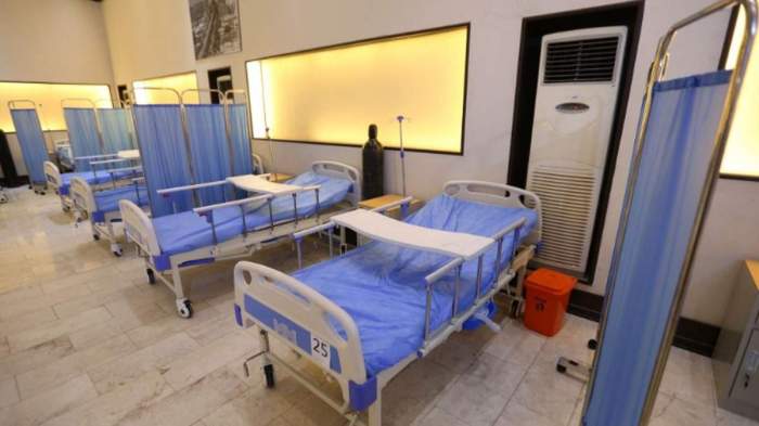 Un salon de spital cu paturi libere