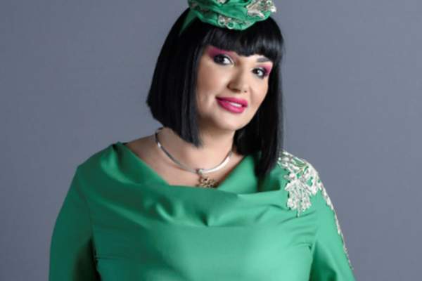 Ozana Barabancea, zâmbitoare, în rochie verde