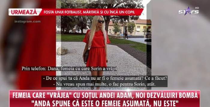 Dana oferă un interviu la Antena Stars. Pe fundal este o imagine cu femeia care „vrăjea” cu soțul Andei Adam în care era îmbrăcată într-o rochie roșie.