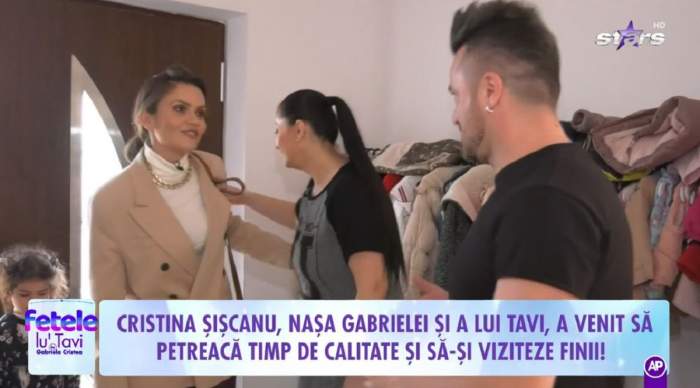Cristina Șișcanu și Petra sunt în vizită la Gabriela Cristea și Tavi Clonda. Cei doi le întâmpină în fața ușii.