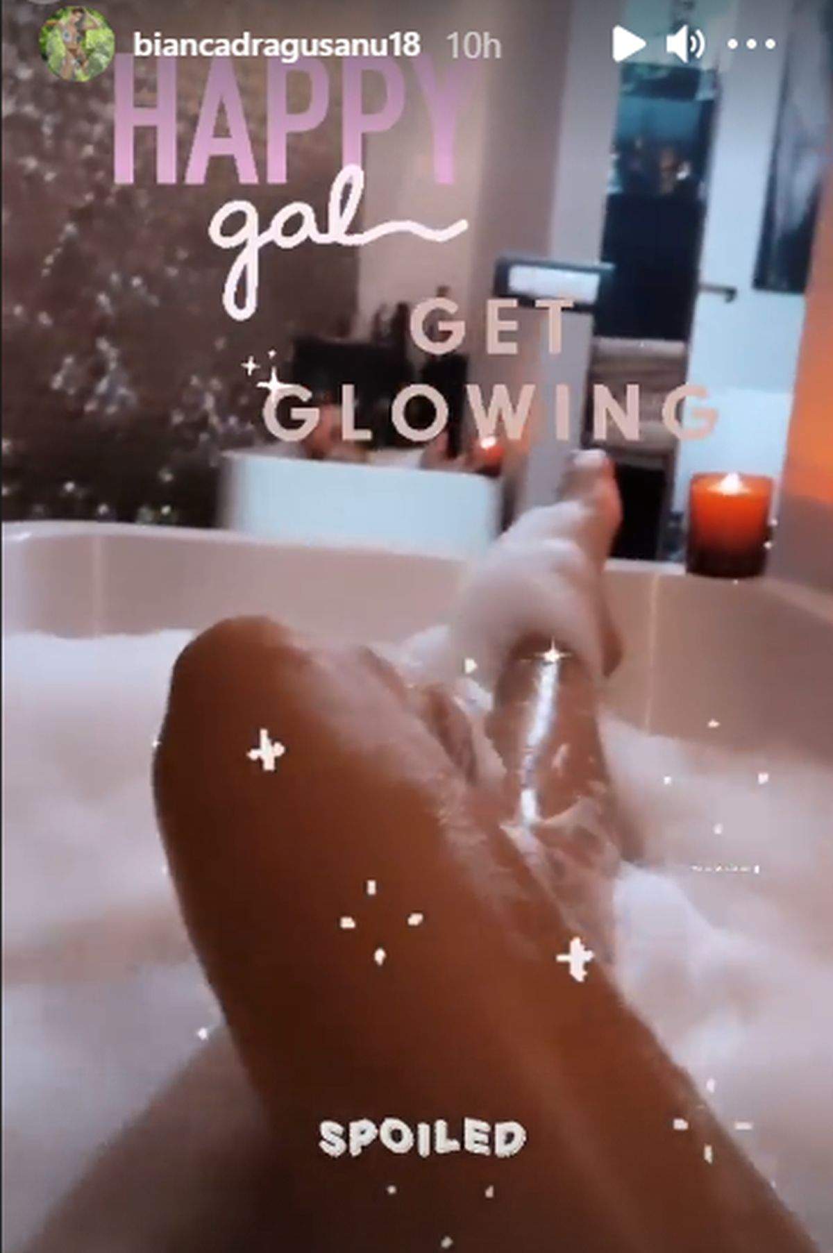 Bianca Drăgușanu aratandu-si picioarele in timp ce face baie in cada