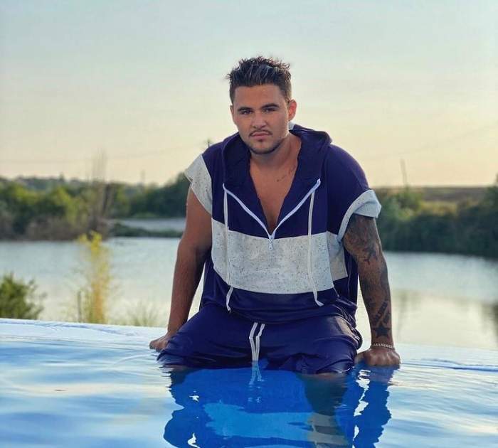 Mario Fresh, în piscină, îmbrăcat în alb și albastru