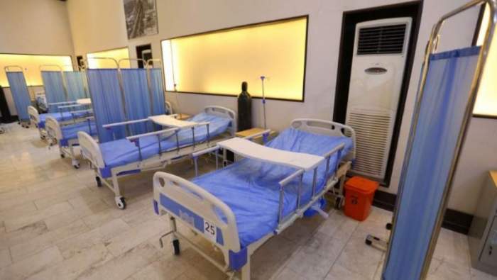 Un salon cu paturi de spital goale