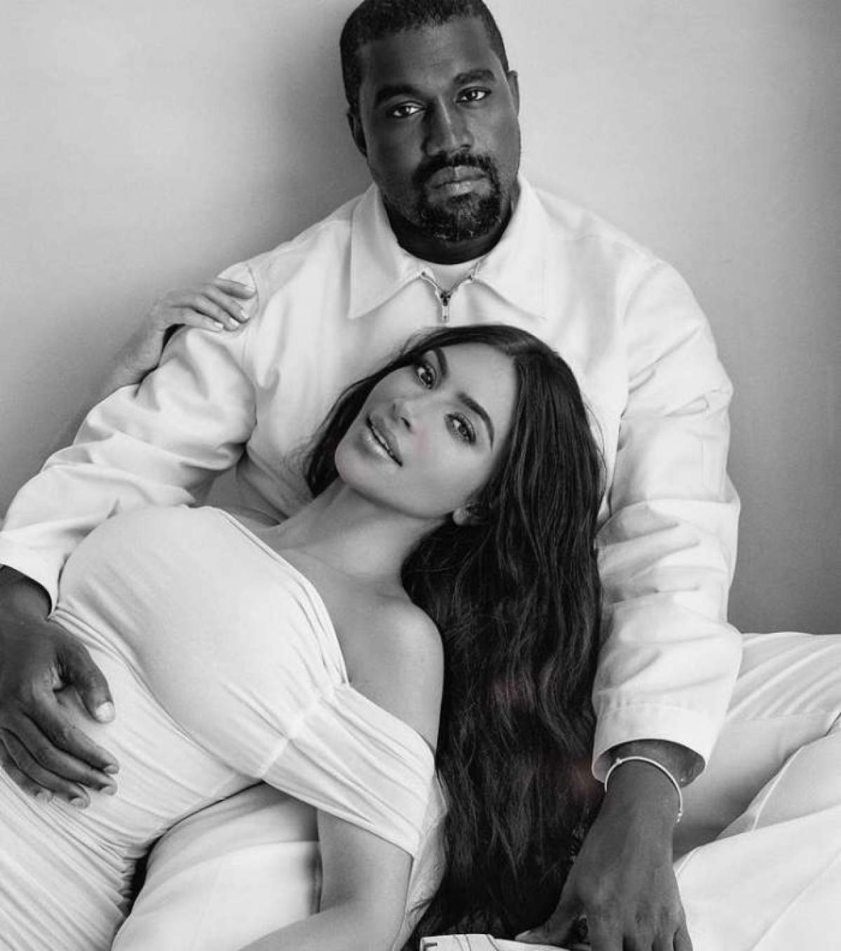Kim Kardashian sta intinsa, in bratele lui Kanye west la o sedinta foto, el ii tine mana pe burtica, poarta haine albe