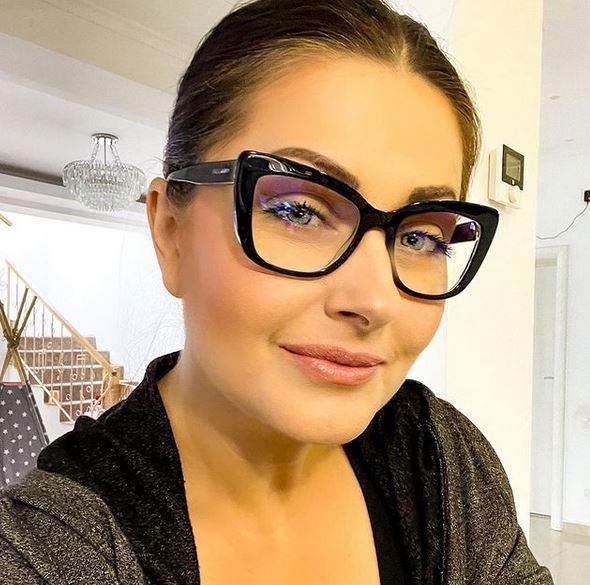 Gabriela Cristea își face un selfie. Vedeta poartă ochelari de vedere și o bluză gri cu negru.