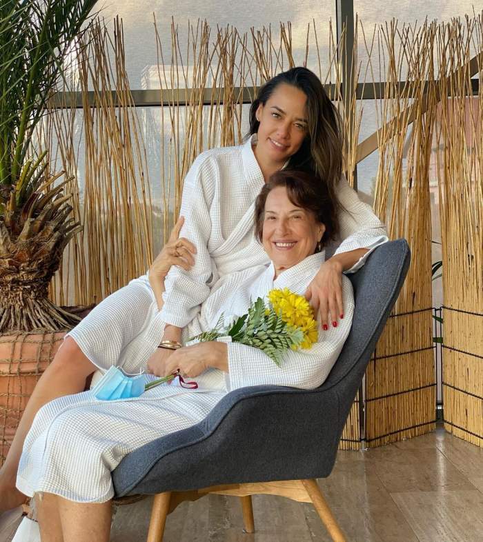 Andreea Raicu si mama ei imbracate in halat alb stand imbratisate