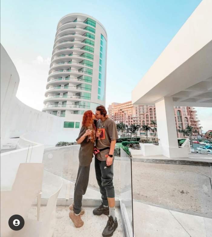 Carmen Grebenișan și Alex Militaru, sărutându-se în Cancun