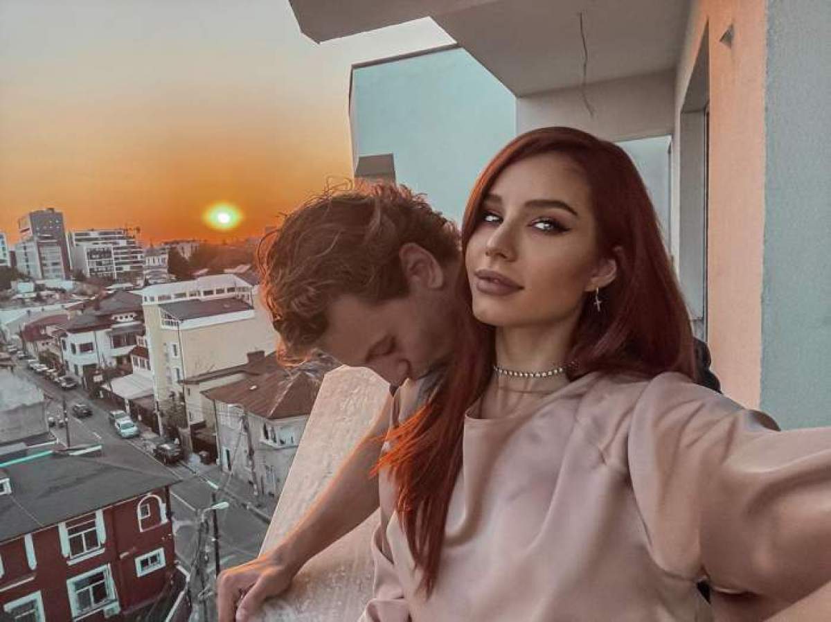 Carmen Grebenișan și iubitul, care o sărută pe umăr, s-au fotografiat pe balconul viitoarei locuințe