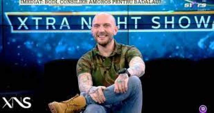 Cătălin Bordea, îmbrăcat în negru, gesticulând la Antena Stars