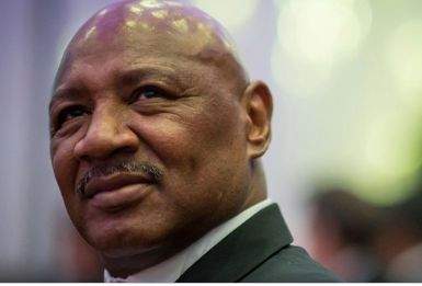 Marvin Hagler, în costum negru și cămașă albă