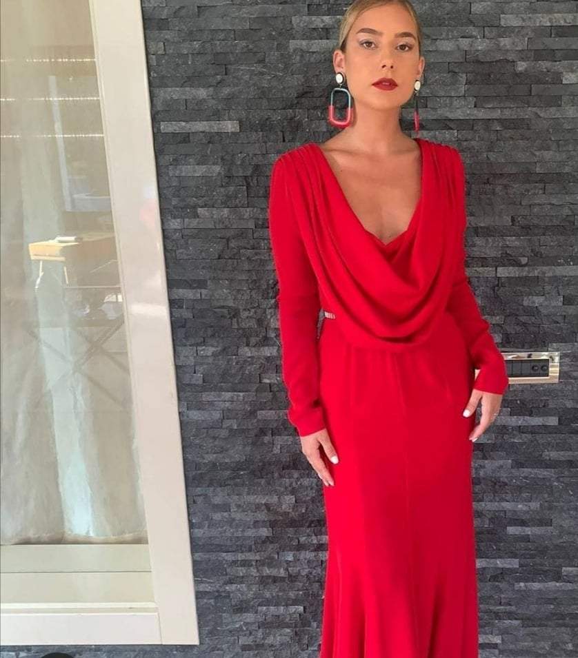 Alexandra Mucea, în rochie roșie, decoltată