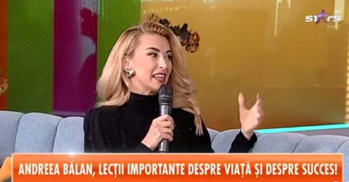 Andreea Bălan, îmbrăcată în ngru, gesticulează la Antena Stars