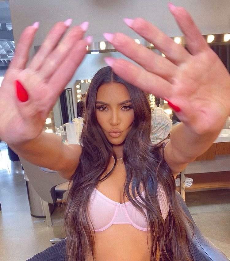 O tânără a cheltuit peste un milion de lire pentru a arăta ca idolul său, Kim Kardashian. Cât de mult seamănă acum cele două/ FOTO