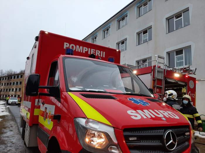 Incendiu puternic la un spital de psihiatrie din Maramureș. Zeci de pacienți au fost evacuați de urgență! / FOTO