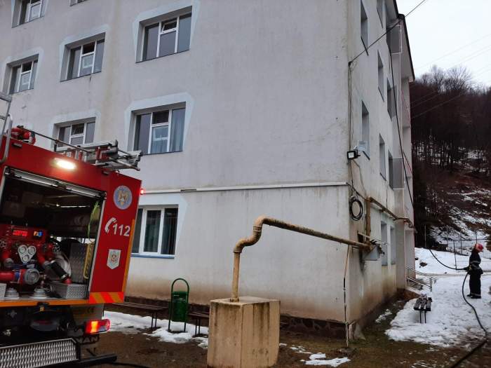 Incendiu puternic la un spital de psihiatrie din Maramureș. Zeci de pacienți au fost evacuați de urgență! / FOTO