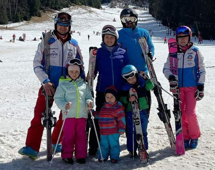 Mirela Vaida și familia ei se află la munte. Cu toții poartă echipament de ski și sunt pe pârtie.