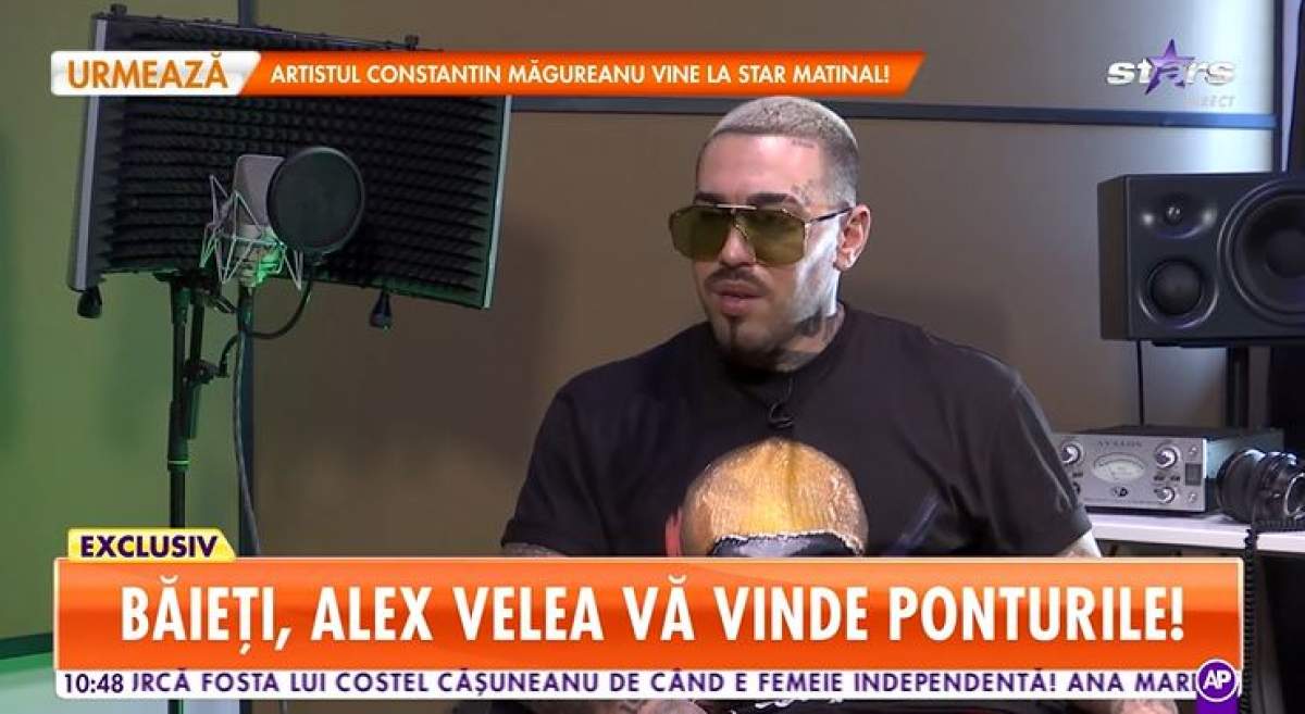 Alex Velea este la interviu la Antena Stars la el la studio, poarta ochelari de soare si un tricou negru