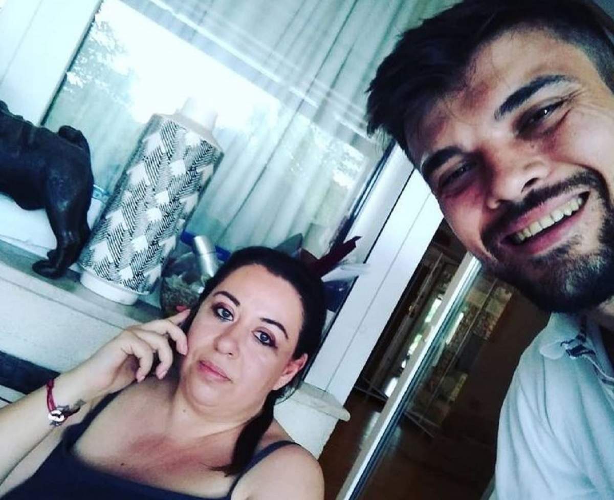 Oana Roman și Marius Elisei pe vremea când erau împreună. Ea portă un maiou negru și vorbește la telefon, iar el un tricou alb.