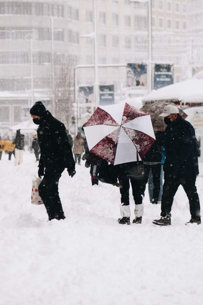 Oameni în zăpadă