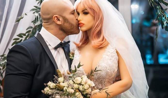 Culturistul Yuri Tolochko a divorțat de păpușa gonflabilă cu care s-a căsătorit cu câteva luni în urmă. Cine este noua ”iubită”