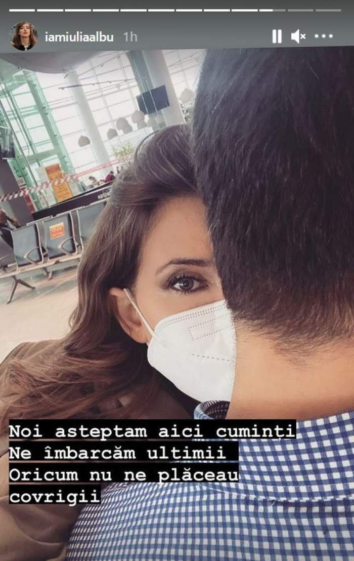 Iulia Albu și iubitul în aeroport. Vedeta poartă mască de protecție și își face un selfie.