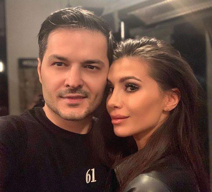 Liviu Vârciu și Anda Călin într-un selfie. Amândoi sunt îmbrăcați în negru, el în tricou, ea în bluză de piele, și zâmbesc larg.