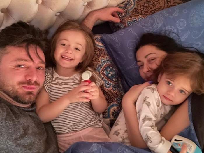 gabriela cristea si tavi clonda impreuna cu fiicele lor in pat selfie