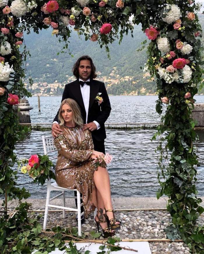 Răzvan Munteanu si delia imbracati elegant la o nunta