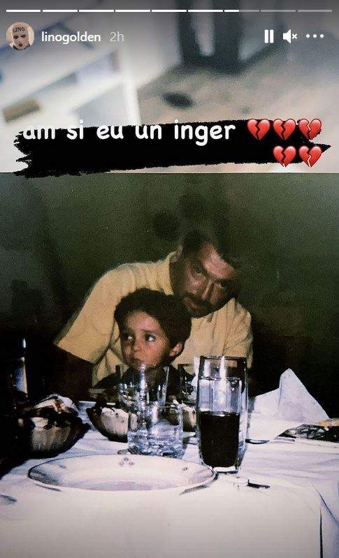 Lino Golden în copilărie și tatăl lui. Artistul stătea în brațele părintelui său, iar bărbatul stătea pe un scaun la masă.