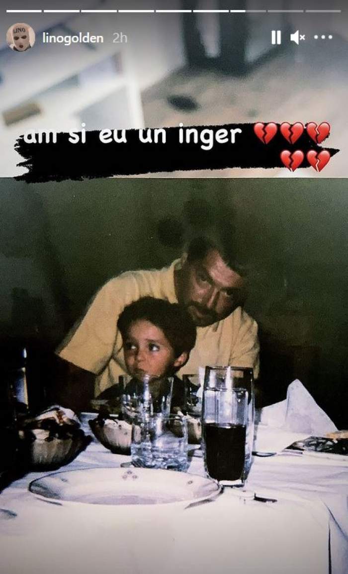 Lino Golden în copilărie și tatăl lui. Artistul stătea în brațele părintelui său, iar bărbatul stătea pe un scaun la masă.
