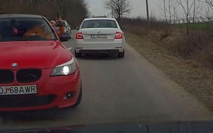 BMW roșu în trafic