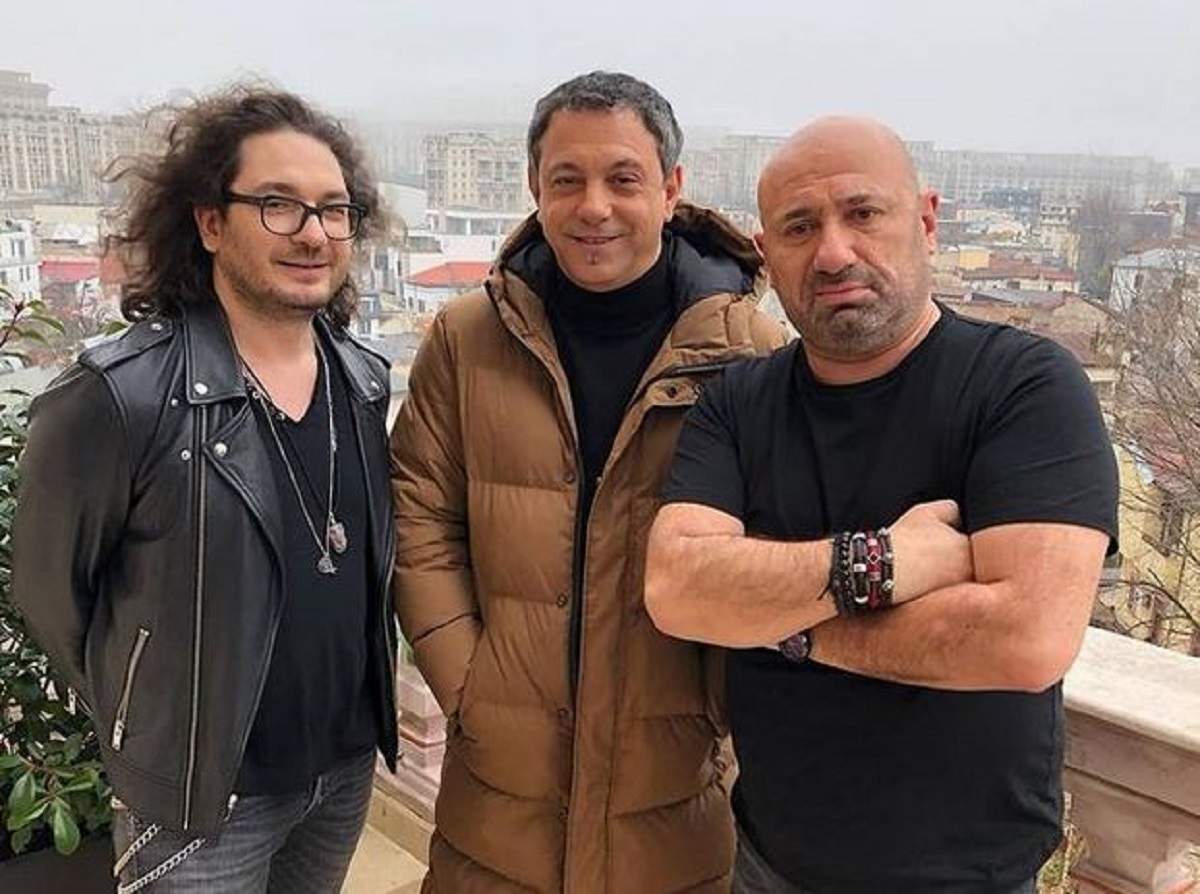 Cătălin Scărlătescu e alături de Florin Dumitrescu și Sorin Bontea. Cei trei se află afară, pe balcon. Cătălin poartă un tricou negru și are mâinile în sân, Florin poartă o geacă de piele neagră, iar Sorin o geacă maro.
