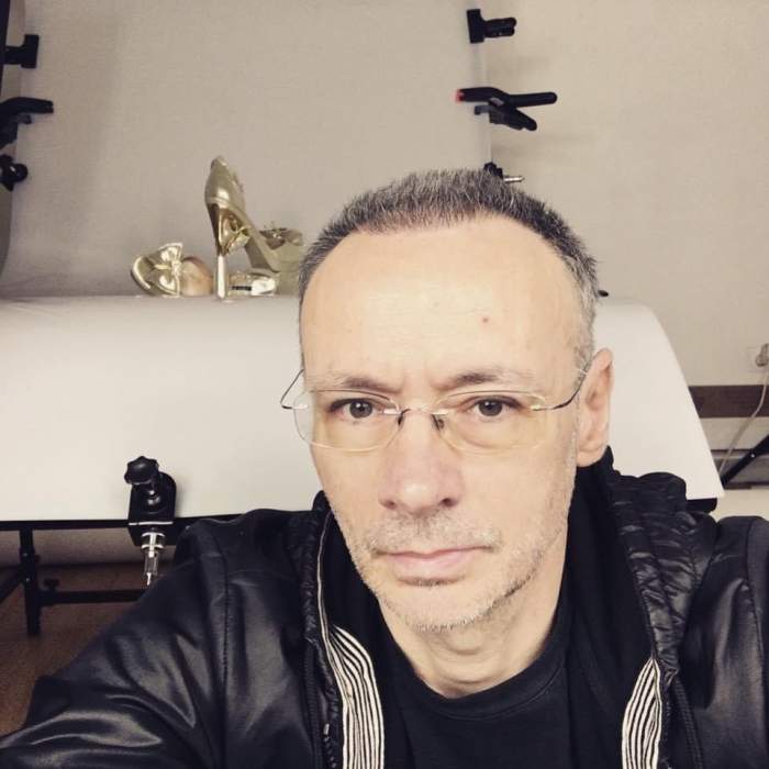 Mihai Albu e îmbrăcat în geacă de piele neagră. Designer-ul își face un selfie și în spatele lui se văd niște pantofi aurii.