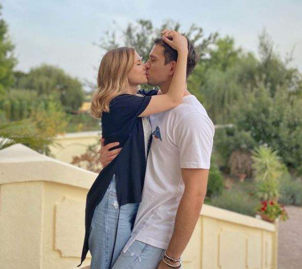 Cristina Ciobănașu și Vlad Gherman în perioada în care formau un cuplu, în timp ce se sărutau.