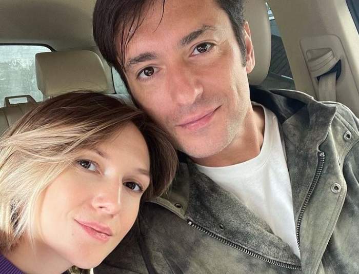 Adela Popescu și Radu Vâlcan în mașină. Cei doi își fac un selfie. Ea ține capul pe pieptul lui, iar el poartă un tricou alb și geacă gri.
