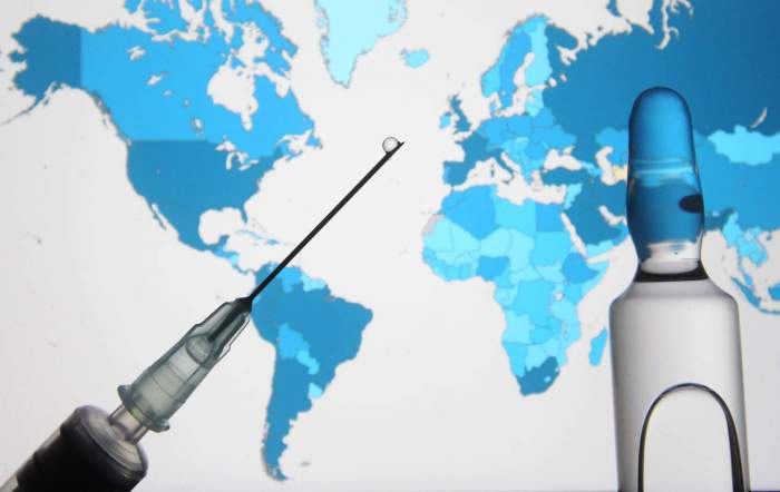 Imagine ilustrativa cu o harta a lumii si un vaccin anti-covid-19